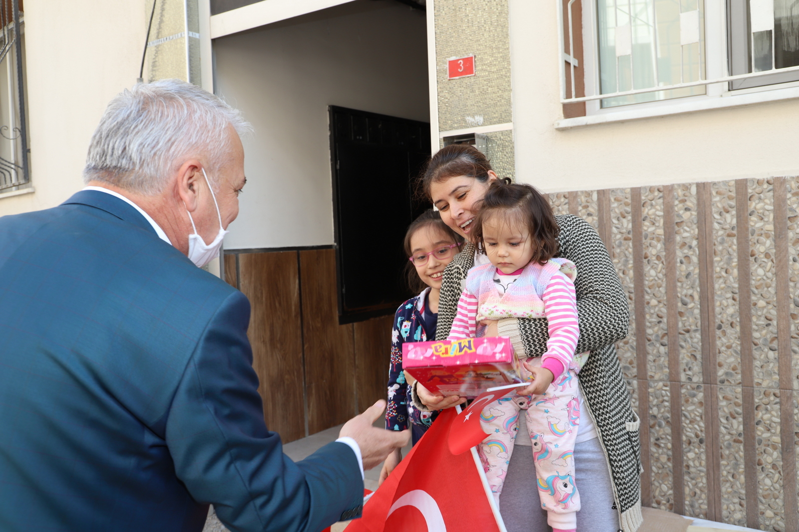 Başkan Bilgin Çocuklara Oyuncak Dağıttı