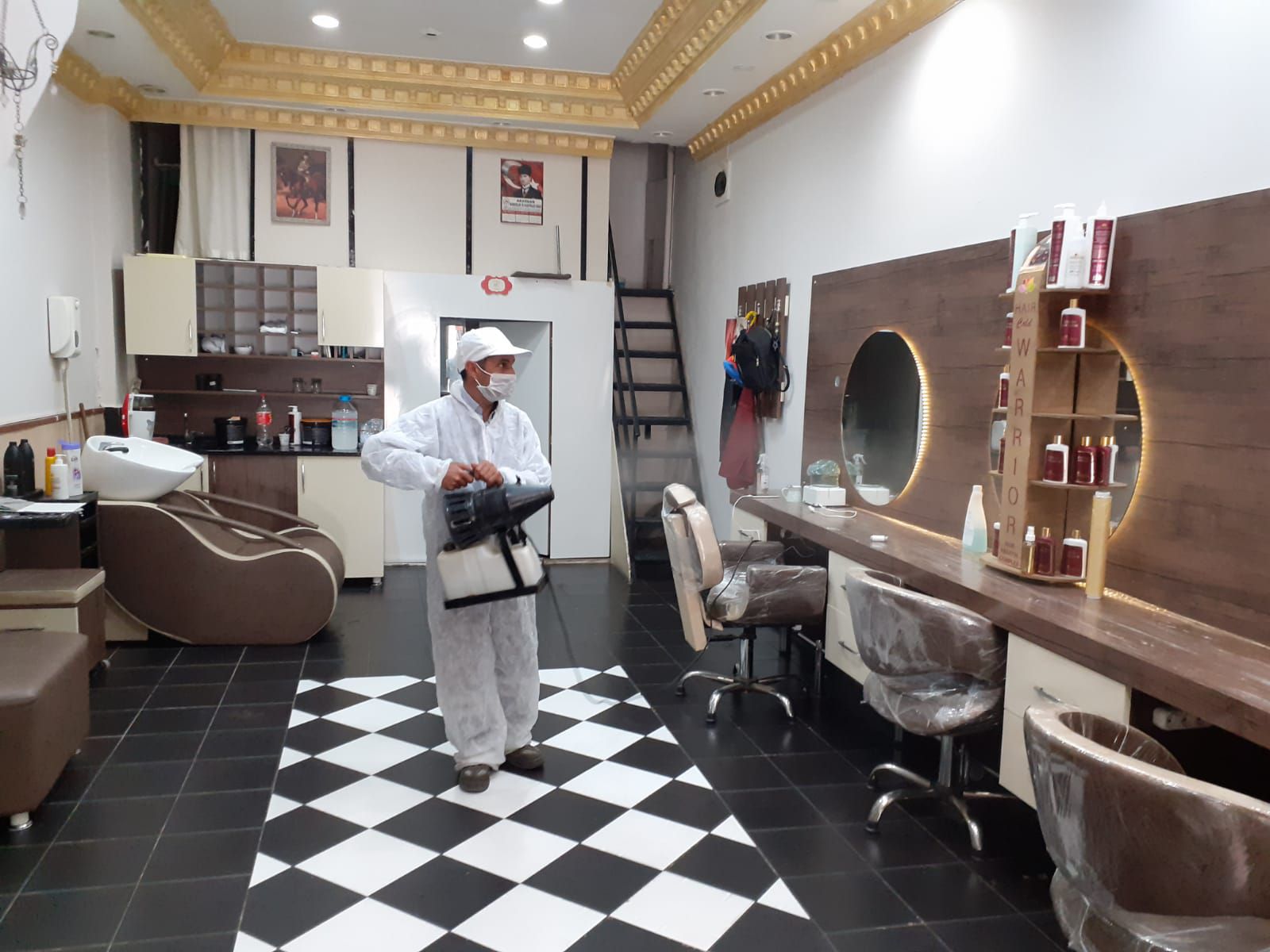 Akhisar Belediyesi berber ve kuaförleri dezenfekte etti