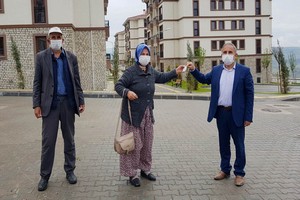 Gördes'te TOKİ 2'de ev teslimi başladı