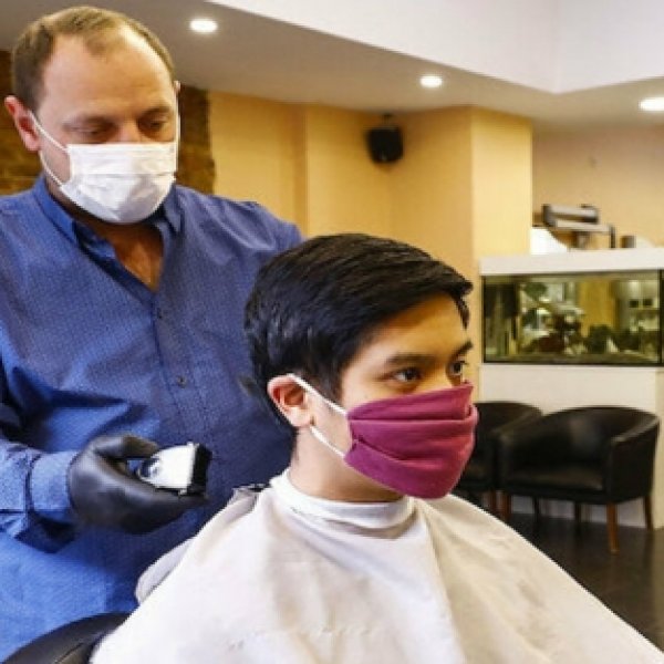 Dükkanlar açıldı,saç-sakal kesimi başladı