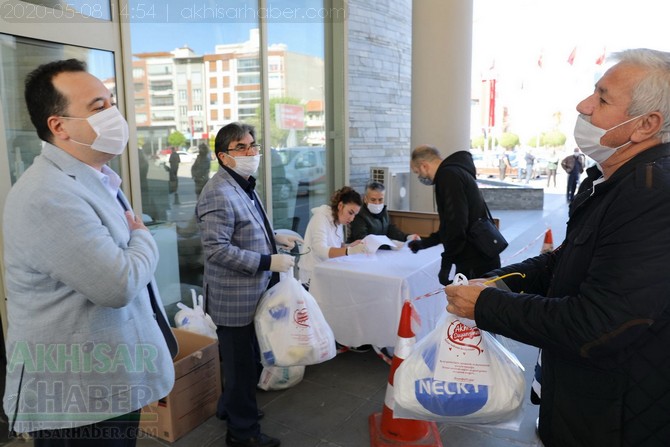 Akhisar belediyesi Berber, kuaförlere ücretsiz hijyen paketi