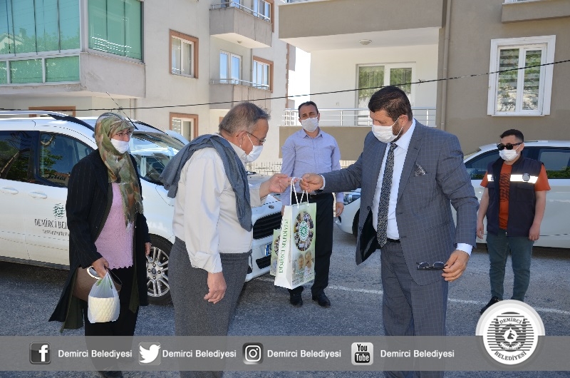 Başkan Selçuk'tan hediye