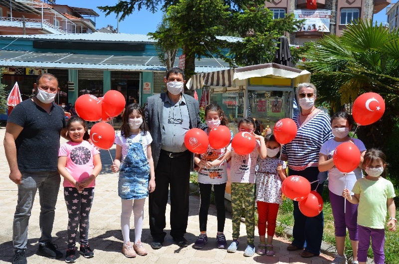 Belediye çocuklara Ayyıldızı balon ve maske dağıttı