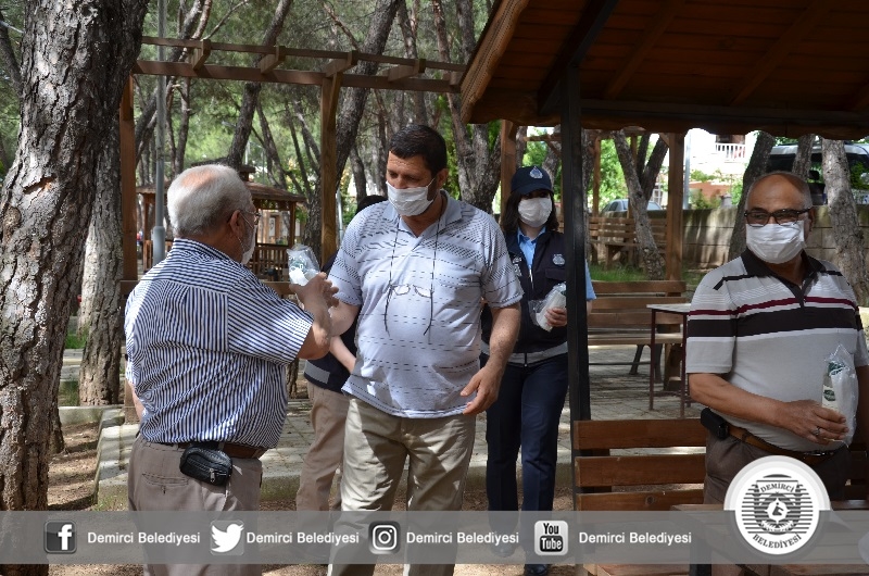 Başkan Selçuk hijyen paketi dağıttı