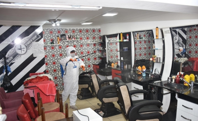 Manisa'da berber salonları dezenfekte ediliyor
