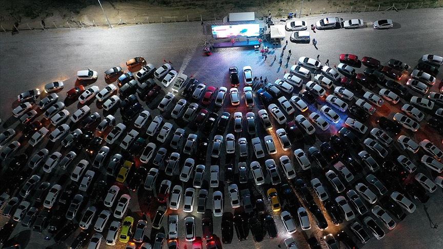 Acık havada filmi böyle izlediler.