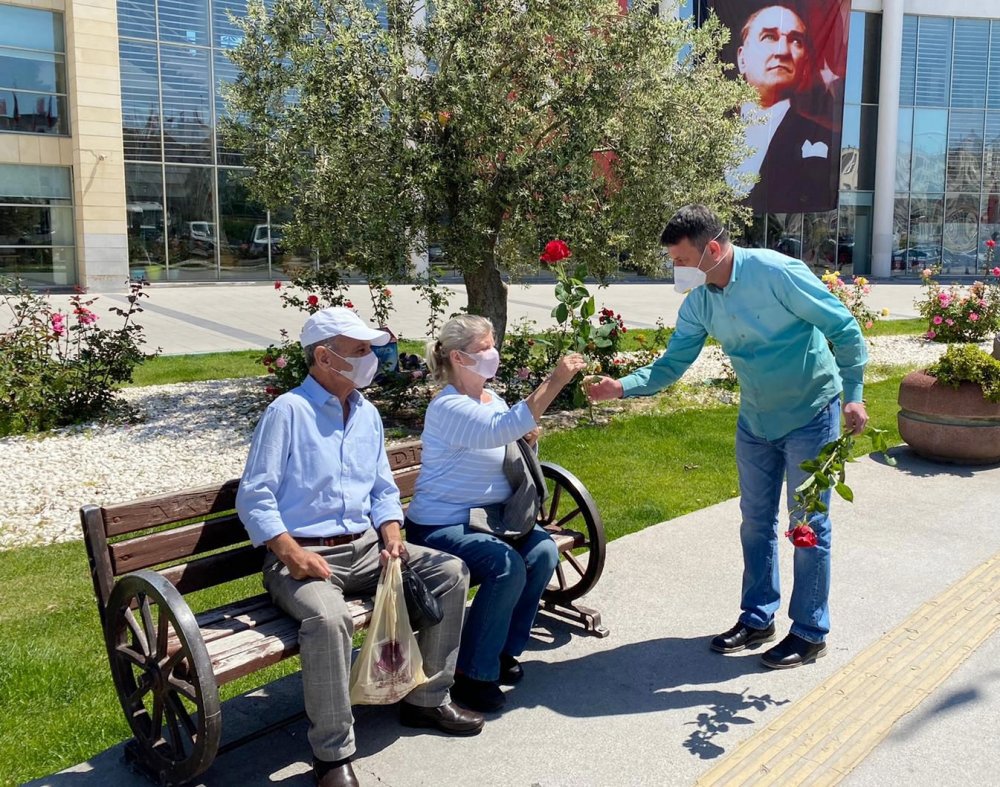 Akhisar Belediyesi sokaklardaki 65 yaş üzeri anneleri unutmadı