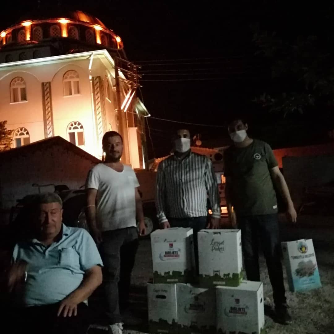 CHP 6 mahallede maske ve hediye paketi dağıttı