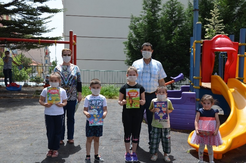 Başkan çocuklara kitap dağıttı,anı fotoğrafı çektirdi