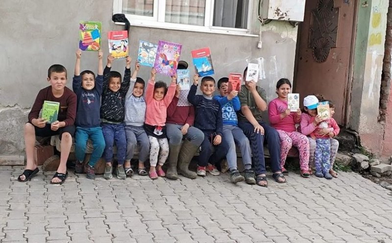 ''Sen evde kal kitap sana gelsin" çocukları sevindirdi