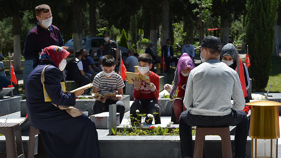 Somalı çocuklar babalarına koştu:kimileri dua,etti,kimi kalbini bıraktı