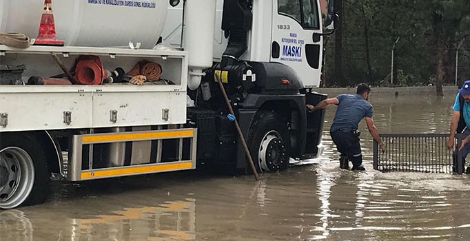 Manisa'da sağanak etkili oldu,evleri su bastı