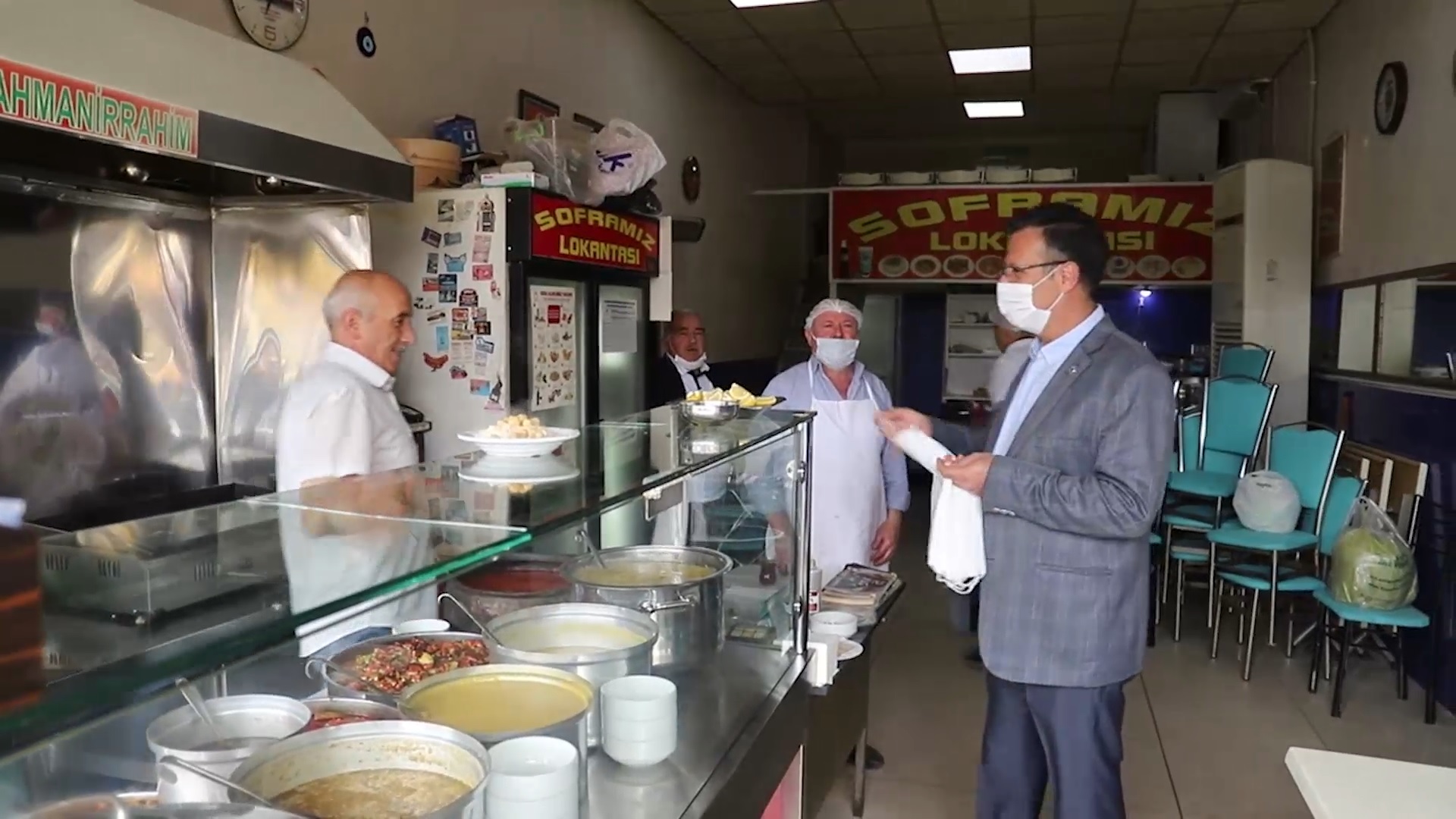 Başkan maske dağıttı