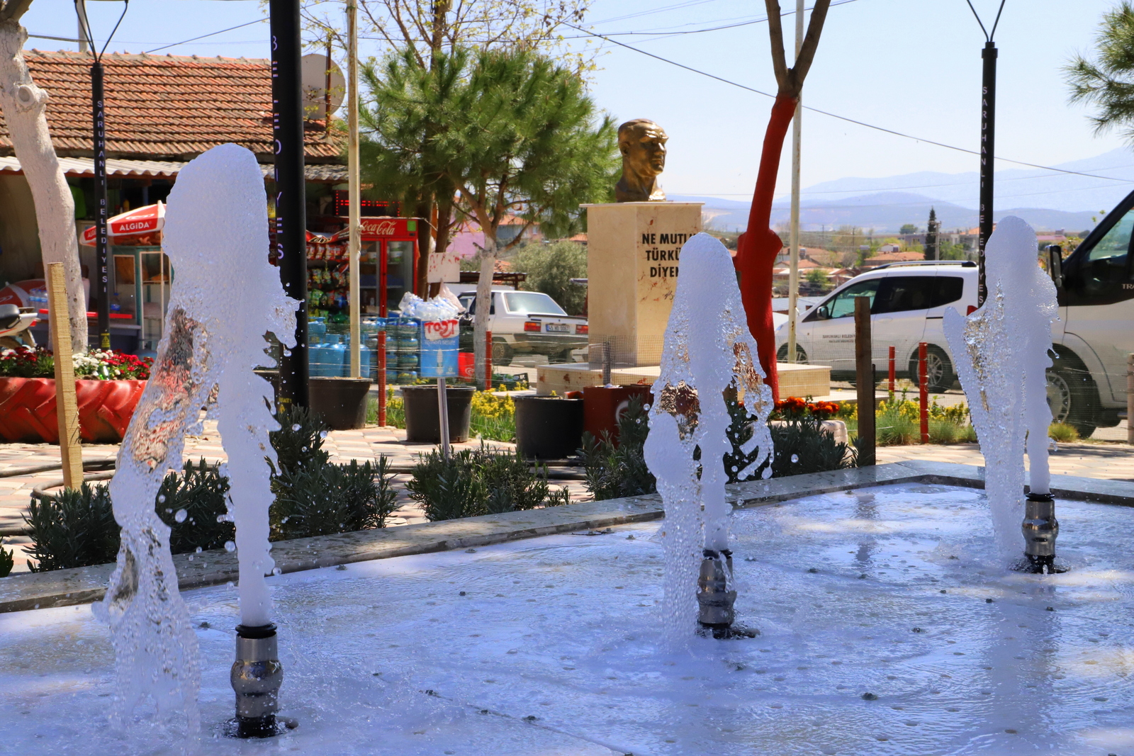 Meydana Atatürk büstü kondu