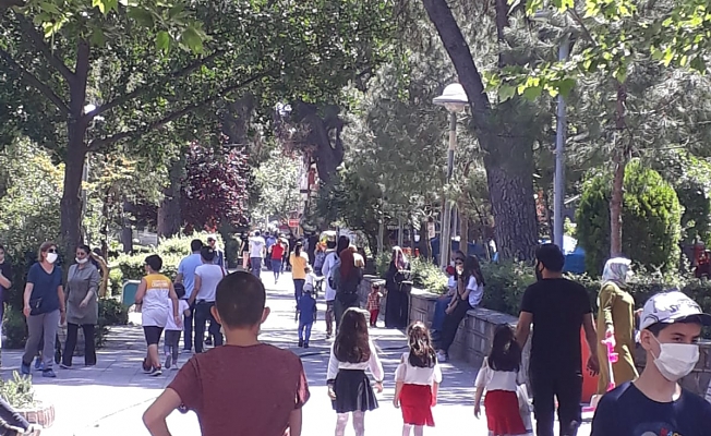 Ulu park çocuklarla doldu