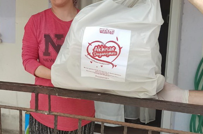 Akhisar dayanışması yardım dağıtıyor