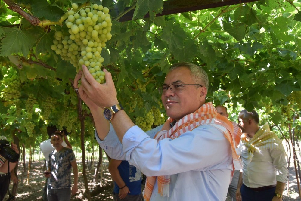 Güle-güle çalışkan vali Ahmet Deniz