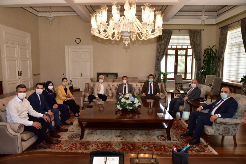 Vali Karadeniz AKP'lilerle bir araya geldi