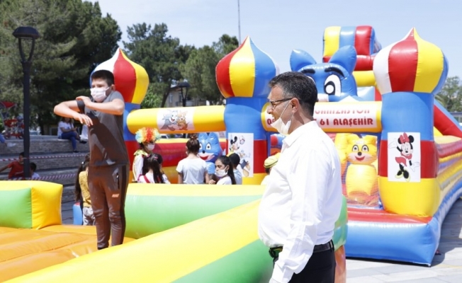 Çocuklar yeni oyuncaklarla oynadı