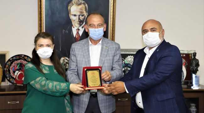 Başkan Akın'a plaket