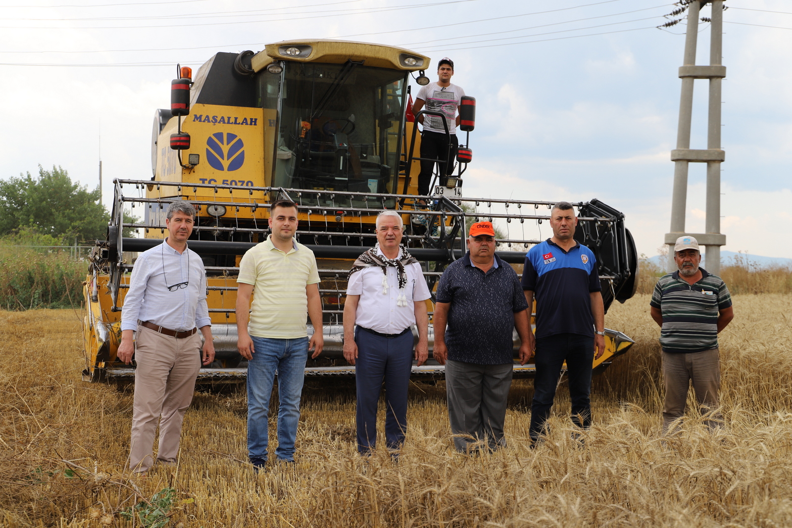 Başkan Bilgin, ekti, biçti, öğüttü, şimdi vatandaşa dağıtıyor