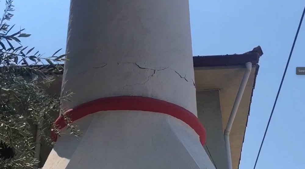 Depremde hasar gören cami ibadete kapatıldı