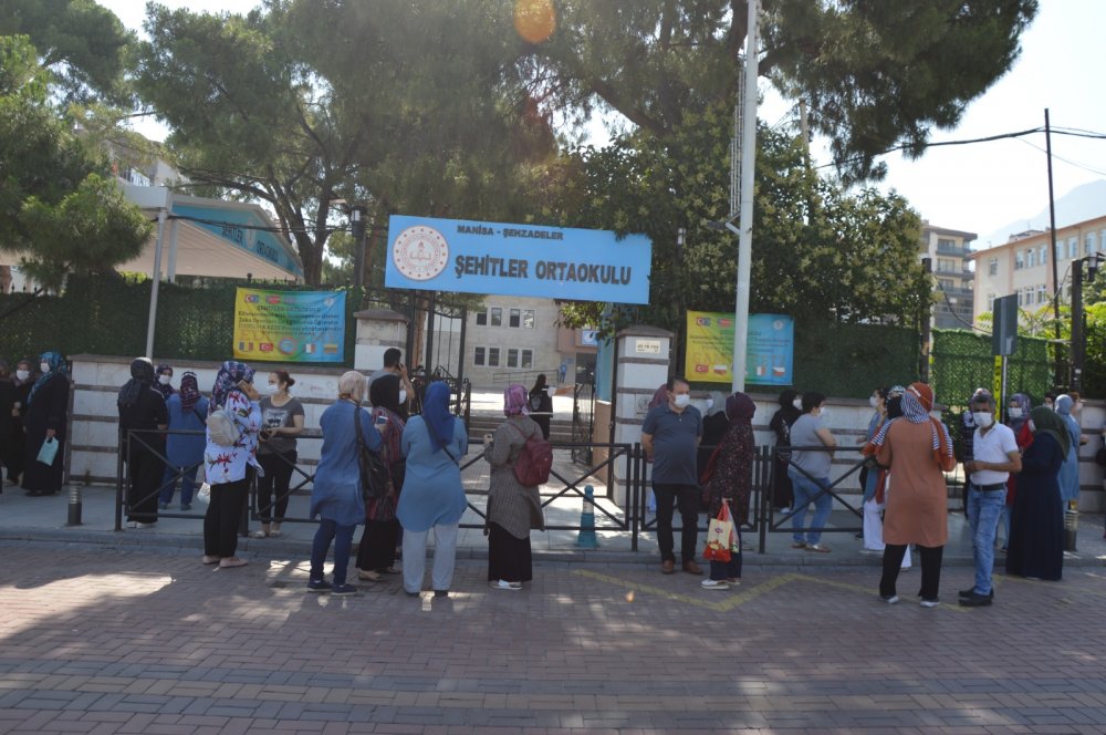 Veliler dışarıda öğrenciler içeride ter döktü