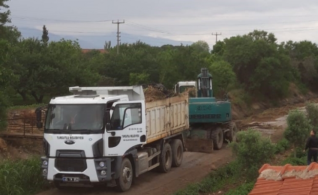 Turgutlu'da sulama kanalları temizleniyor