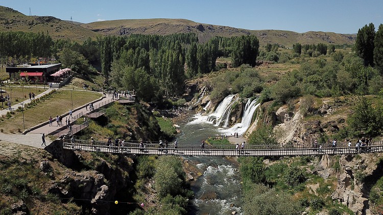 Muradiye şelalesi'ne ziyaretçi akını