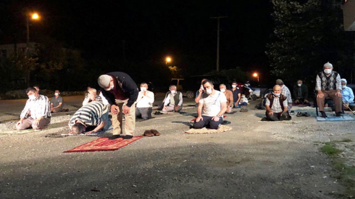 İmama küstüler namazı sokakda kıldılar