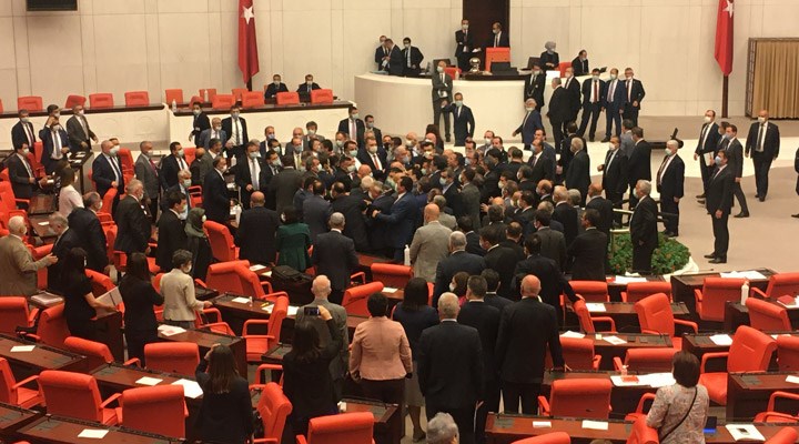 Mecliste Özgür Özel'e yumruklu saldırı