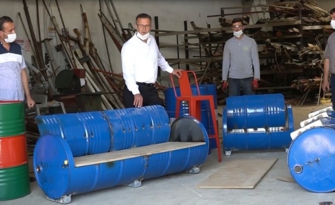 Alaşehir'de, parklar modern kent mobilyalarıyla donatıldı