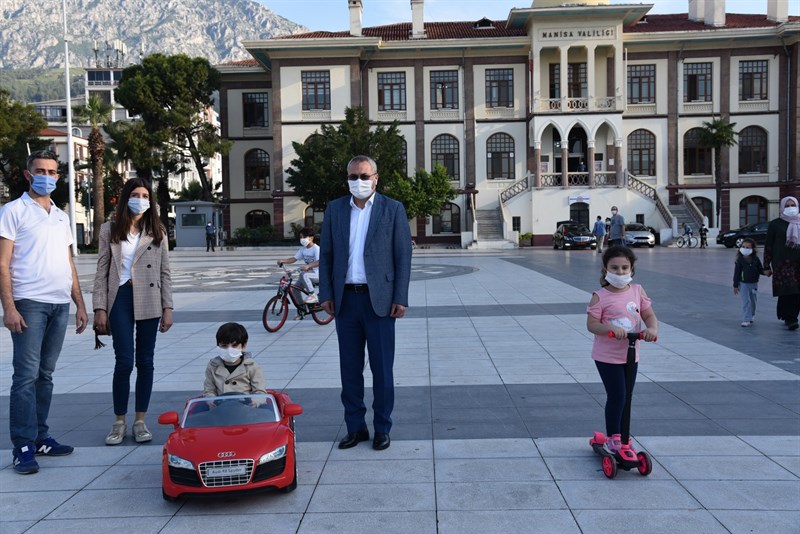 Vali Deniz,çocuklarla sohbet etti fotoğraf çektirdi