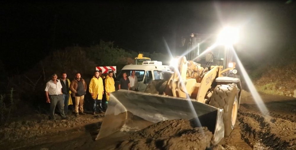 Başkan yağmur altında yolun açılışını bekledi