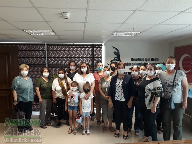 CHP'li kadınlar Başaranı istek yağmuruna tuttular