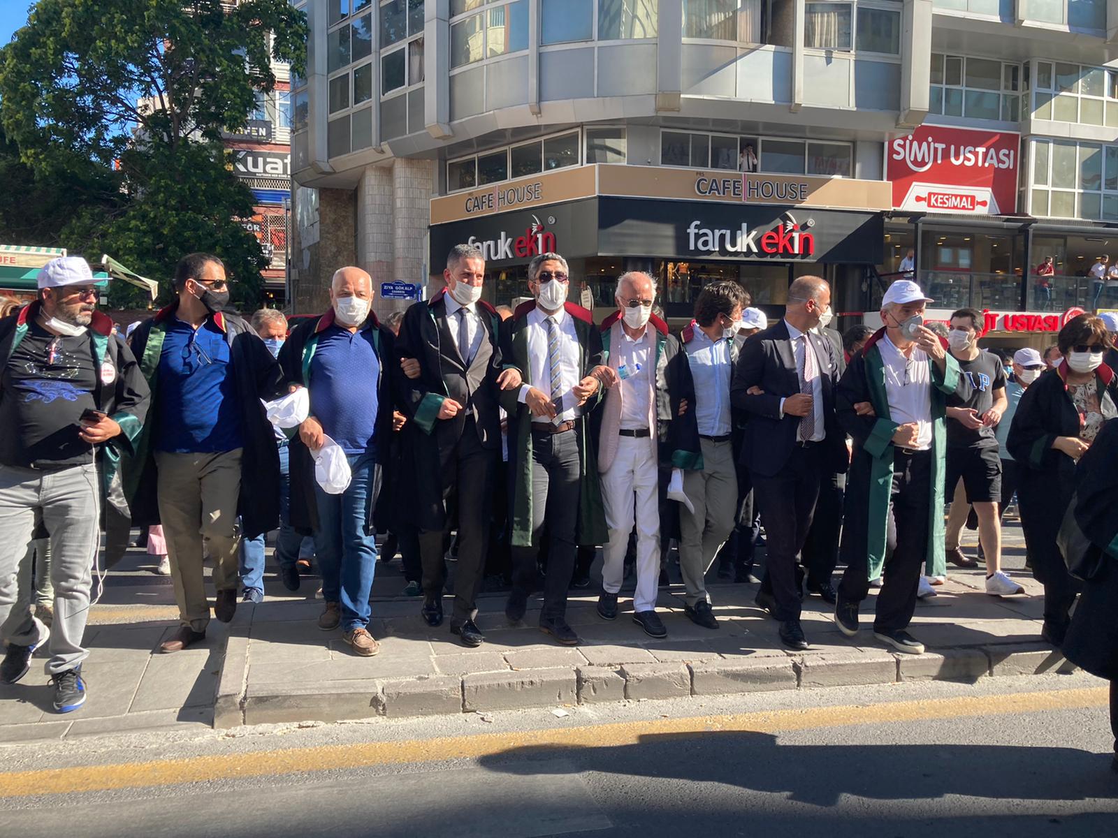 Baro başkanları ve avukatlar Ankara adliyesi'ne yürüyor