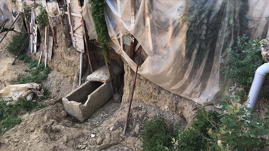 İzmir'de 2 bin yıllık altın taç ve mezar bulundu