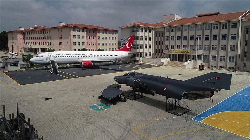 Savaş ve yolcu uçağı olan tek okul