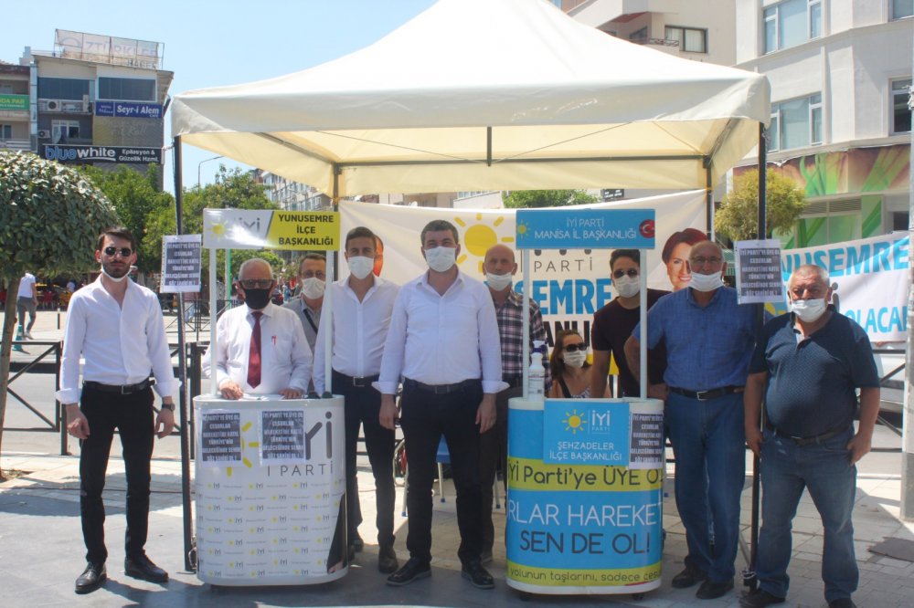 Demokrasi meydanında üye kayıt standı