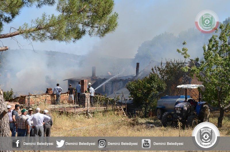 Demirci'de çıkan yangında 2 ev büyük hasar gördü.
