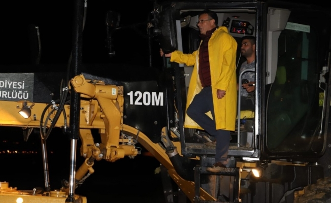 Şiddetli yağış dereleri taşırdı yolları kapadı