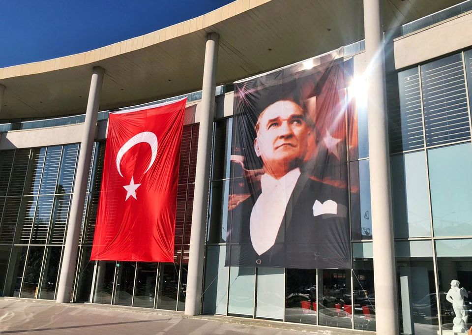 Akhisar Atatürk ve bayraklarla donaltıldı