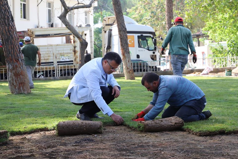 Alaşehir'de parklarda peyzaj çalışması