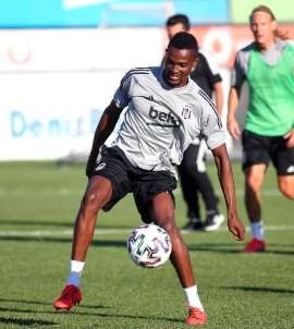 Mensah, takımıyla ilk antrenmanına çıktı.