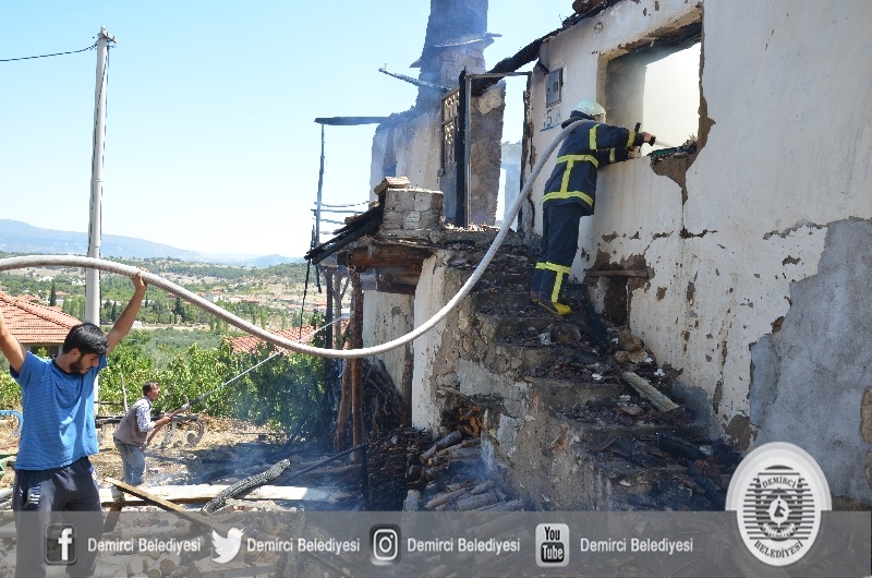 Demirci'de yangın