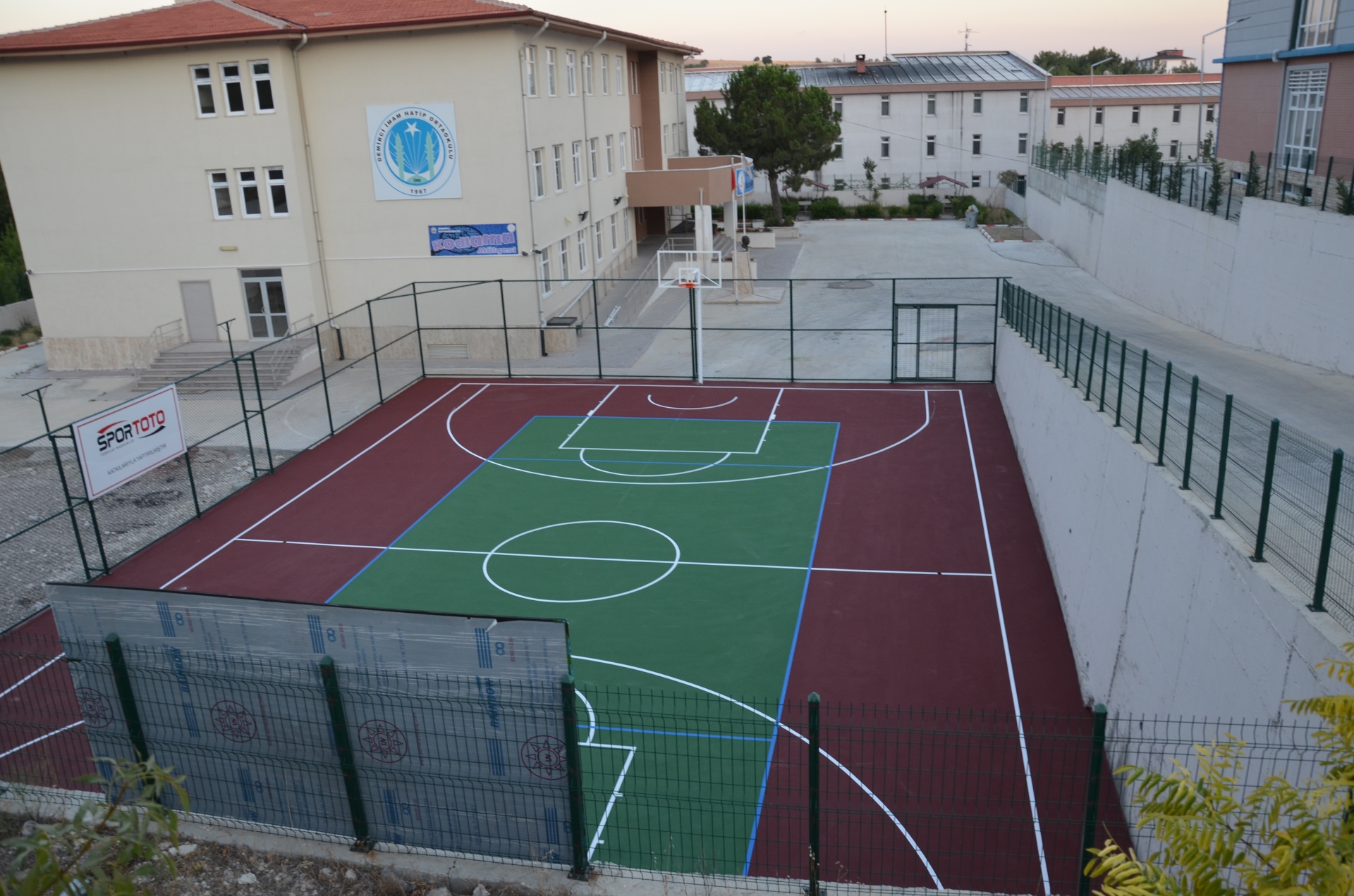 Demircide spor sahası hizmete girdi