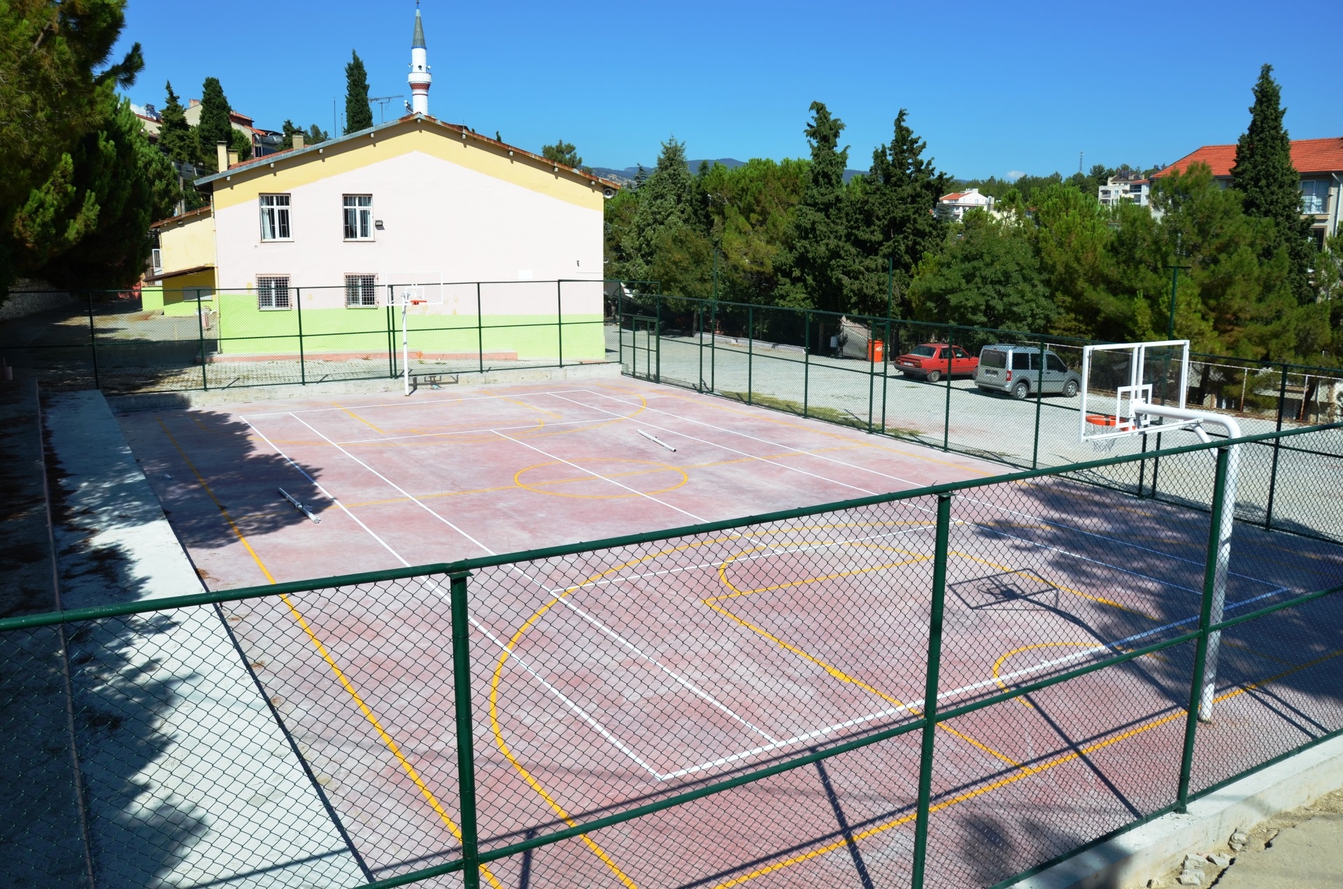 Demirci'de 510 metrelik saha hizmete açıldı.