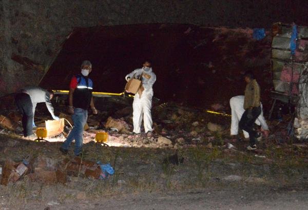 Dinamit yüklü kamyon devrildi iki kişi öldü