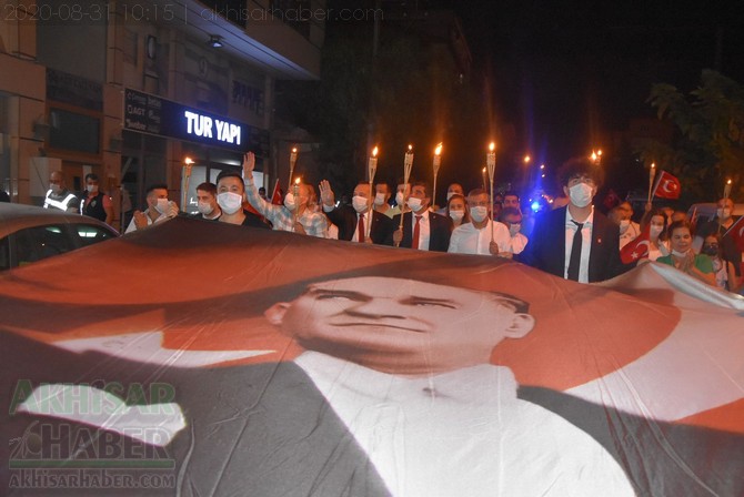 Akhisar'da coşkulu fener alayı