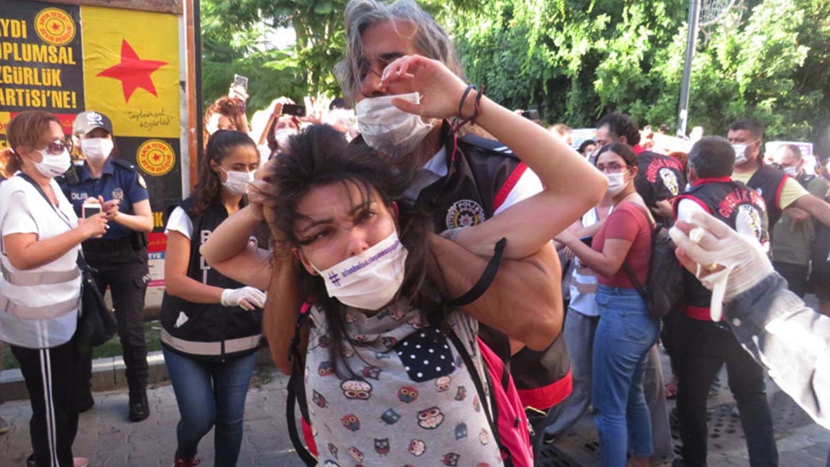 Kadınlar meydanlarda